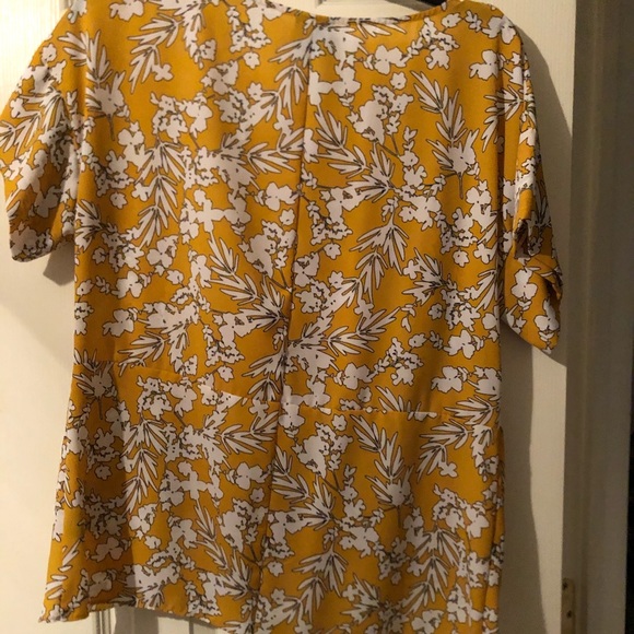 Yellow blouse with white flowers - Picture 2 of 2